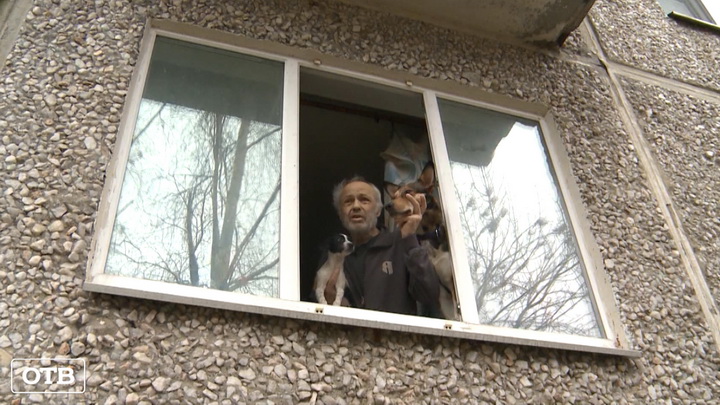 В Екатеринбурге соседи замуровали квартиру пенсионера с собаками