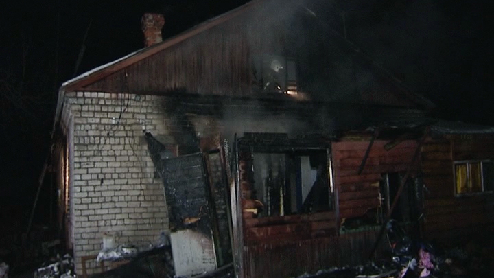 На станции Сысерть сгорел жилой дом, шесть человек эвакуировались