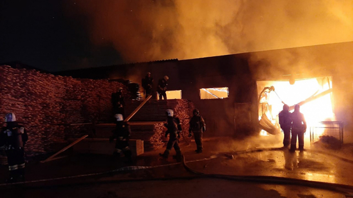 В Берёзовском больше двух часов тушили крупный пожар на лесопилке