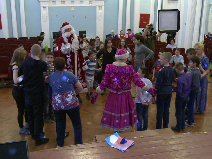 «Добрая сила»: детей-сирот Екатеринбурга поздравили с наступающим Новым годом