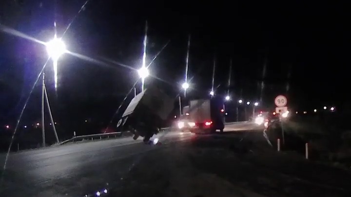 На Тюменской трассе столкнулись КамАЗ и прицеп: водитель чудом выжил