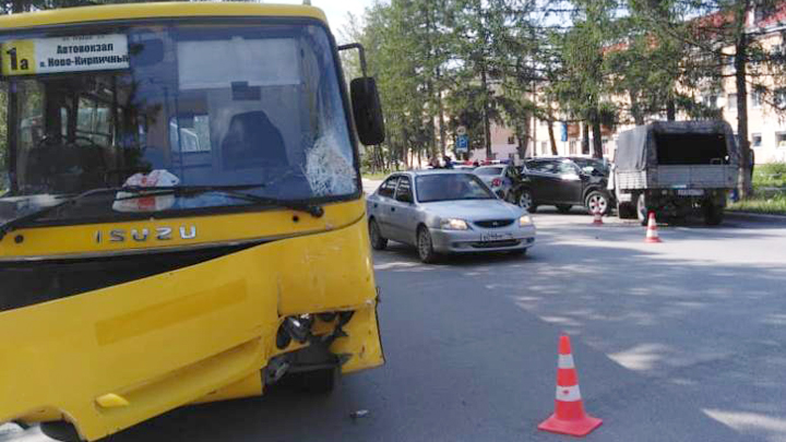 В Асбесте водитель микроавтобуса спровоцировал ДТП с 8 пострадавшими