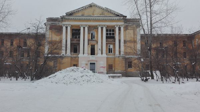 В Североуральске снесли заброшенное здание горбольницы