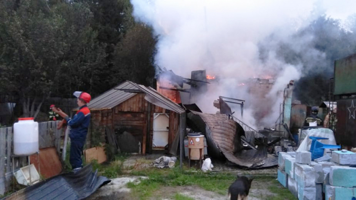 В садах возле ЕКАД крупный пожар уничтожил баню