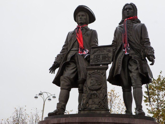 Екатеринбургские памятники обзавелись шарфами «Автомобилиста»