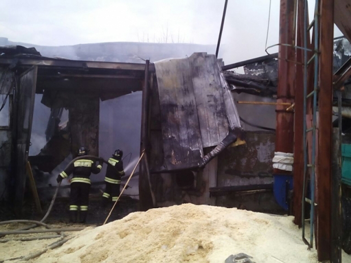 Крупный пожар в Нижнем Тагиле: горел деревообрабатывающий цех