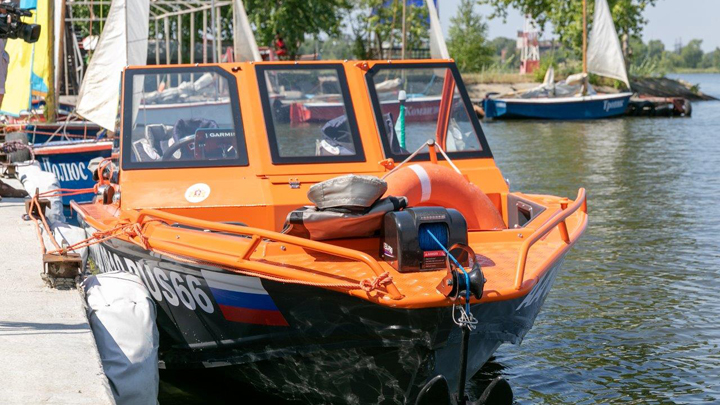 Уральским добровольцам-спасателям подарили новый катер