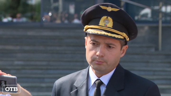 Пилот Дамир Юсупов, посадивший самолет в кукурузном поле, вернулся домой