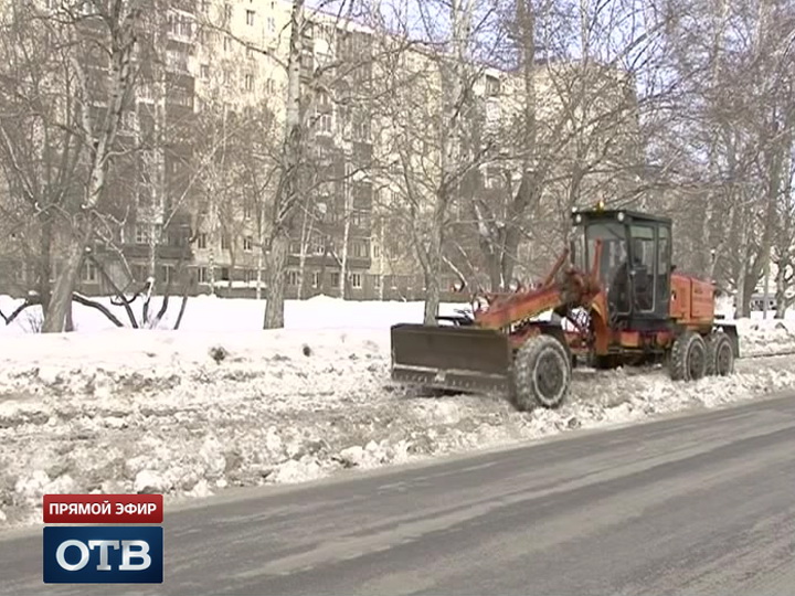 Коммунальщики Екатеринбурга расчищают улицу Блюхера, закрытую полицией