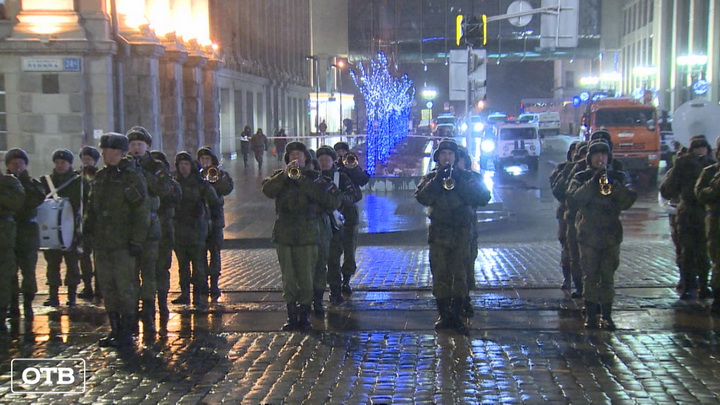 Свердловские военные проводят в Екатеринбурге первую ночную репетицию парада Победы