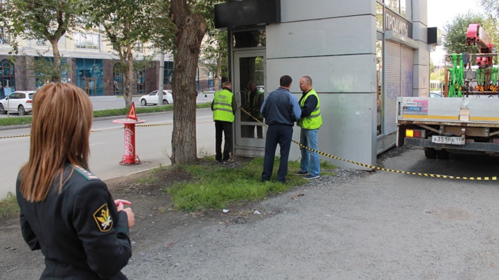 В Екатеринбурге на Декабристов демонтировали нелегальный киоск
