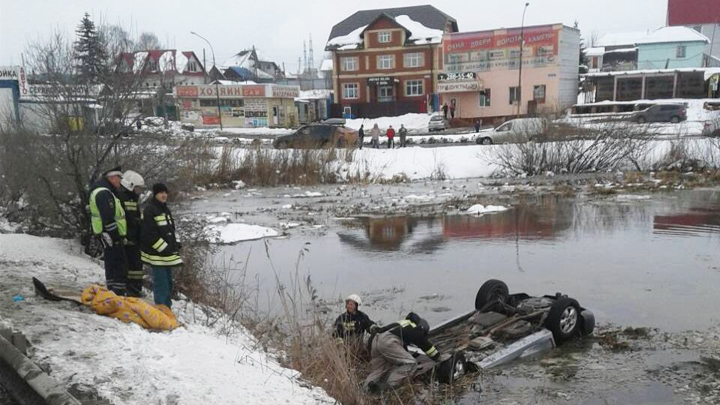 В Екатеринбурге автомобиль вылетел в болото на проспекте Космонавтов