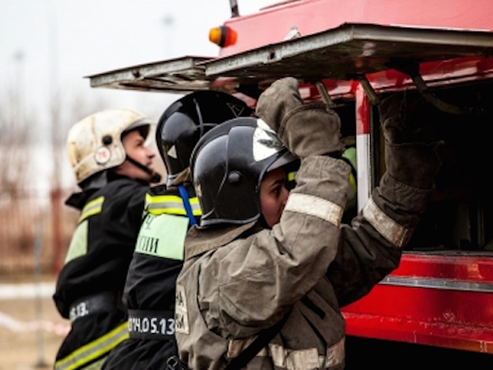 Из горящего дома в Екатеринбурге эвакуировали 15 человек