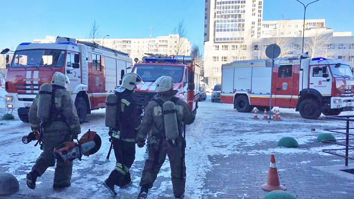 В Екатеринбурге к ЖК на Ткачей по тревоге прибыли 60 пожарных