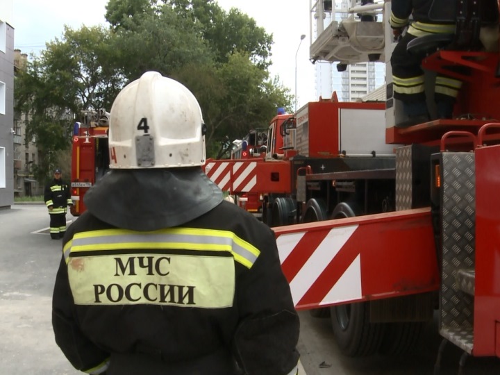 Екатеринбургские пожарные провели учения в незаселённом общежитии