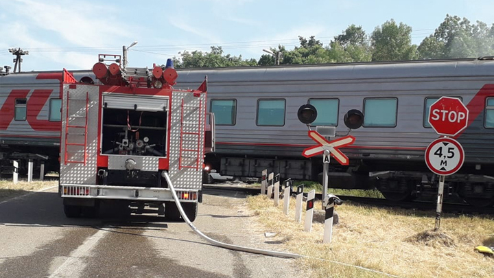 Пассажирский поезд Адлер – Нижневартовск столкнулся с грузовиком