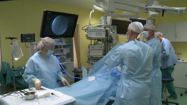 Екатеринбургские врачи начали делать операции на суставах с помощью «световых мечей»