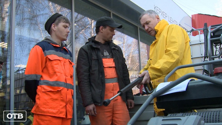 Коммунальщикам Екатеринбурга показали новую технику для мытья улиц 