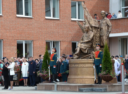В Екатеринбурге открыли памятник военным медикам