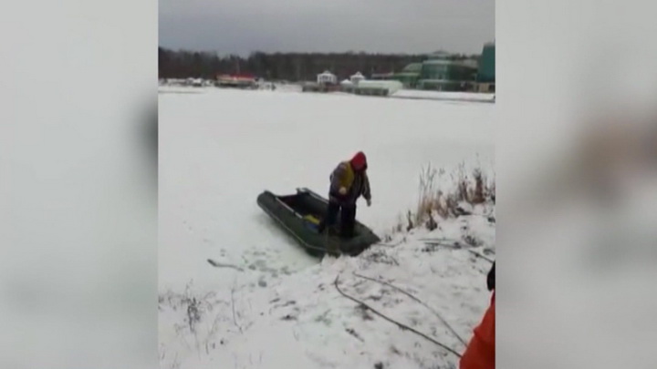 На затопленном карьере в Екатеринбурге рыбак провалился под лёд