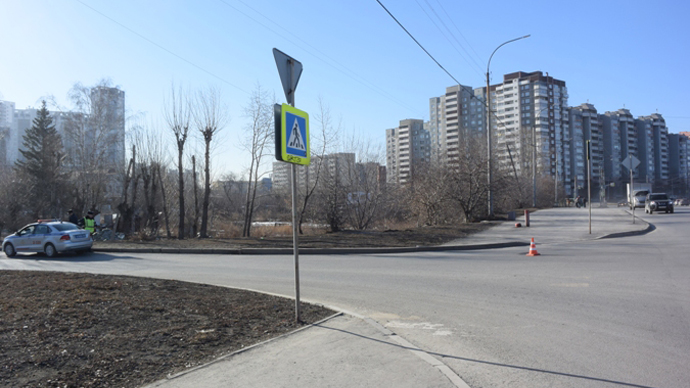 В Екатеринбурге водитель из-за яркого солнца сбил двух девушек