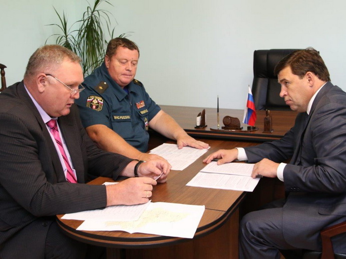 Губернатор Евгений Куйвашев поручил держать ситуацию с пожарами под постоянным контролем