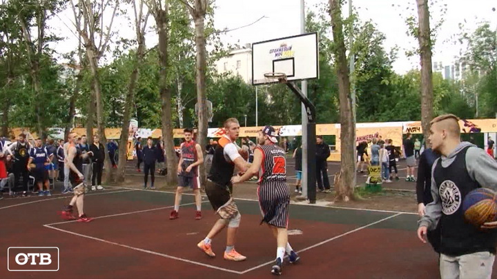 В Екатеринбурге турнир по уличному баскетболу собрал 160 команд