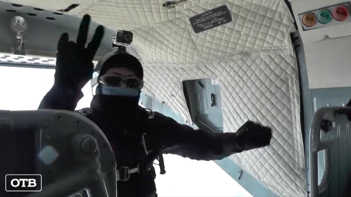Уральские военные отработали мастерство управления парашютом