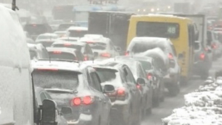 Внезапный снегопад нарушил работу транспорта в Екатеринбурге