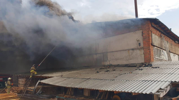В Тавде ликвидировали крупный пожар в ангаре с пиломатериалами и мебелью