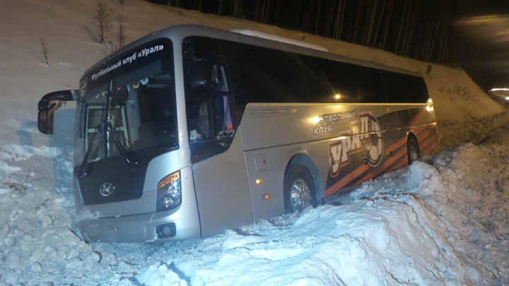 Автобус футбольного клуба «Урал» попал в аварию на ЕКАД