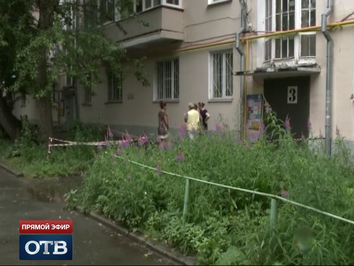 Жильцы дома в центре Екатеринбурга жалуются на зловонную квартиру