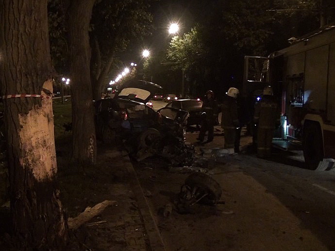 В Екатеринбурге легковушку разорвало на куски от столкновения с деревом