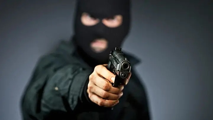 Срочно: в Екатеринбурге погиб человек при вооружённом нападении на банк