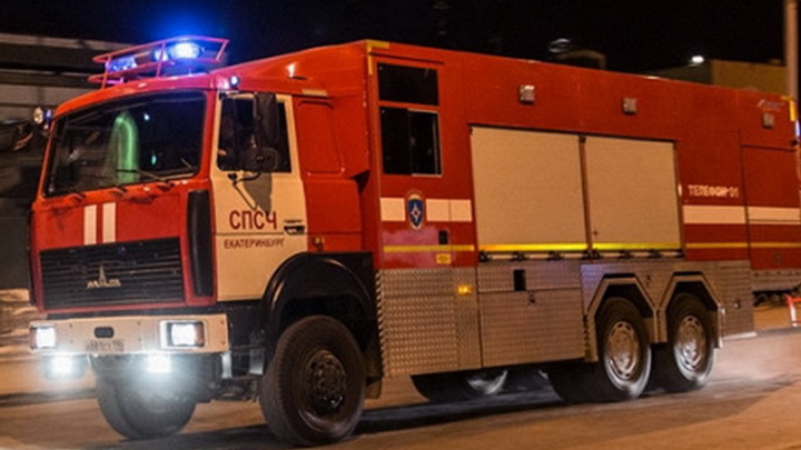 В ночном пожаре на Таёжной в Екатеринбурге пострадали четыре человека