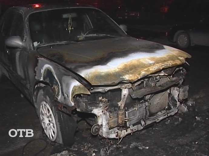 Сразу восемь машин сгорели ночью в Екатеринбурге