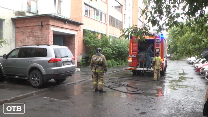 В Екатеринбурге поджог покрышки перепугал жильцов дома на Большакова
