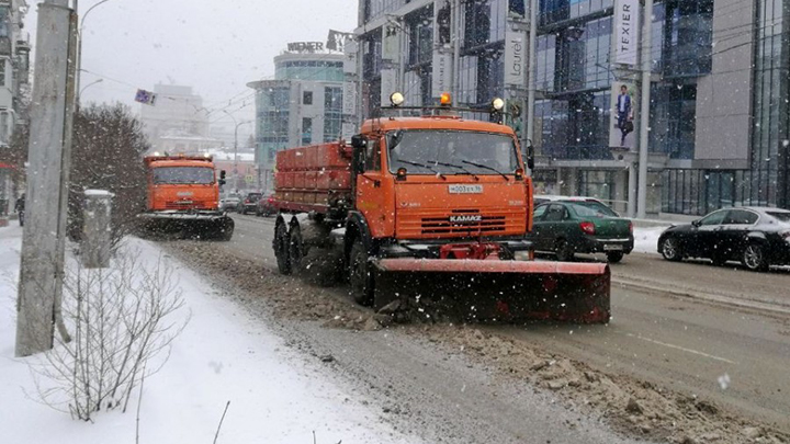 130 машин устраняют последствия снегопада в Екатеринбурге