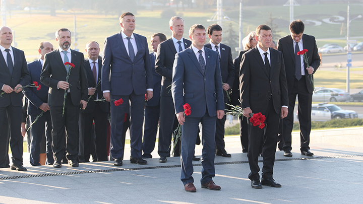 Уральцы возложили цветы к стеле «Минск – город-герой»