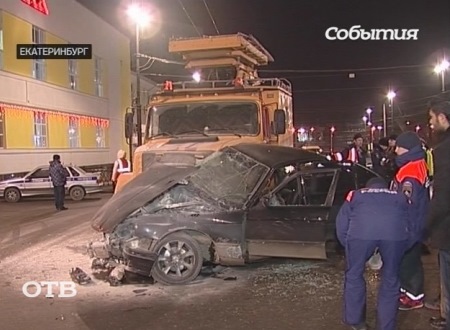 В Екатеринбург БМВ разбился о грузовик аварийной службы: один человек погиб