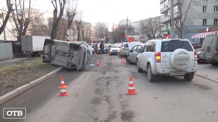 В Екатеринбурге инкассаторы попали в ДТП с пятью автомобилями