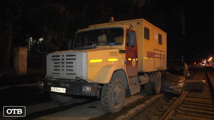 В Екатеринбурге пьяная компания врезалась в грузовик на арендованной машине