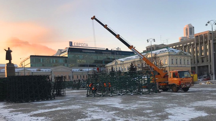 В центре Екатеринбурга начали устанавливать главную ёлку