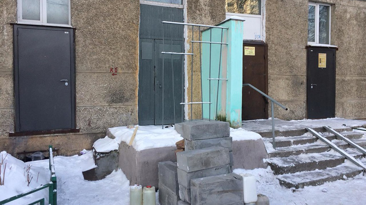 Екатеринбуржец незаконно установил шесть дверей в стене жилого дома