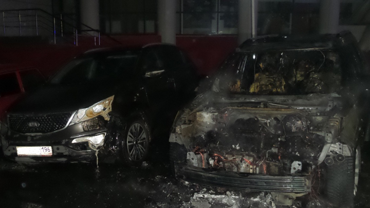 В Екатеринбурге на Вайнера сгорели «Форд» и «Киа»