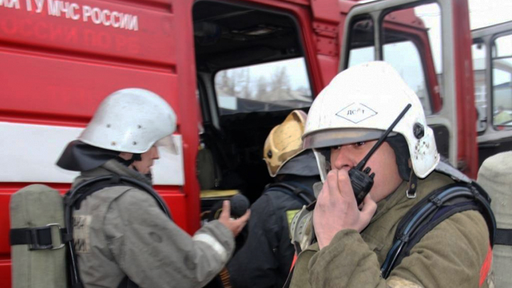 В Екатеринбурге 47 спасателей приехали тушить квартиру на Щорса