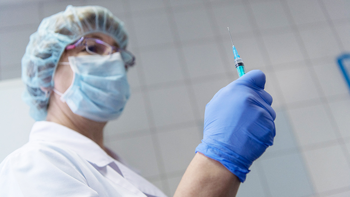 Болеть некогда: свердловские министры сделали прививки от гриппа