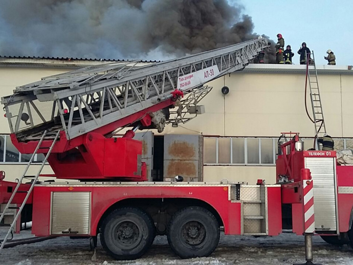 Серьёзный пожар на складе в Кольцово тушили три часа