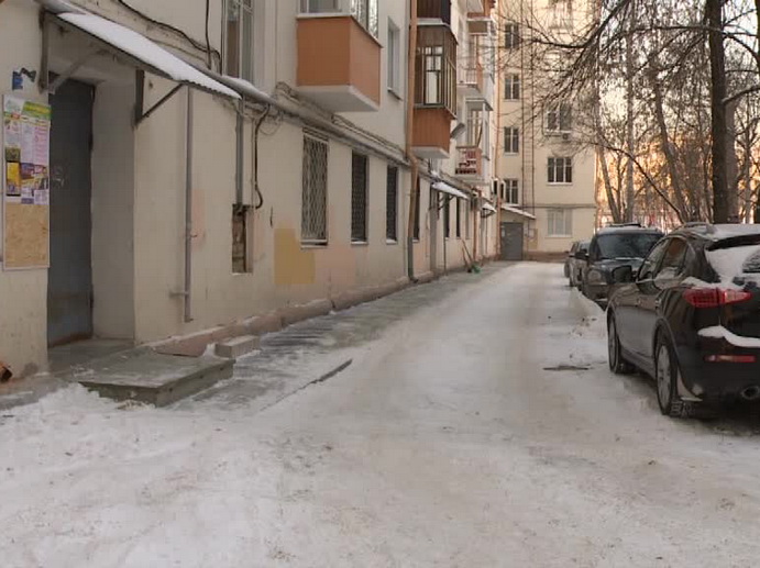 Екатеринбургский двор почистили от снега после вмешательства губернатора