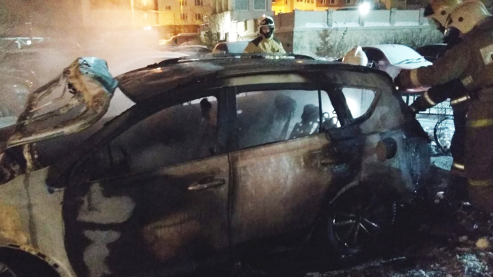 В Екатеринбурге ночью сгорела «Тойота», очевидцы говорят о поджоге